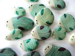 Piedras pintadas como peces en kireii.com