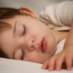 ¿Por qué los bebés se despiertan por la noche?