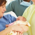 10 Consejos para visitar a un recién nacido (y a sus recientes papás)